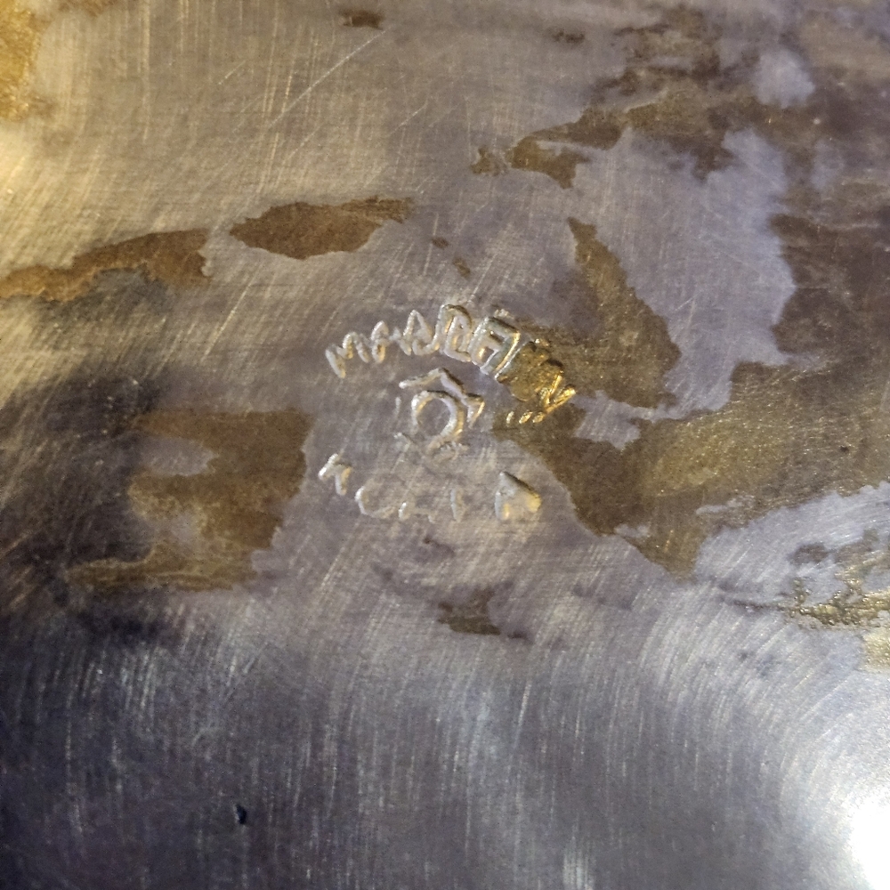 vintage solid brass decorative bowl or dish, featuring an embossed floral Design - Picture 4 of 7